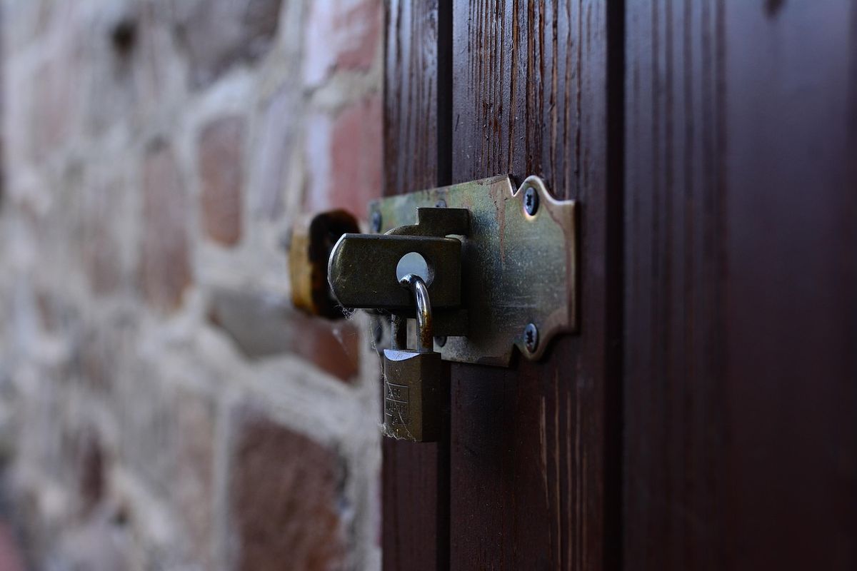 Réparer une charnière de porte arrachée