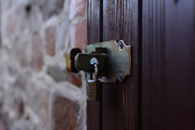 Réparer une charnière de porte arrachée
