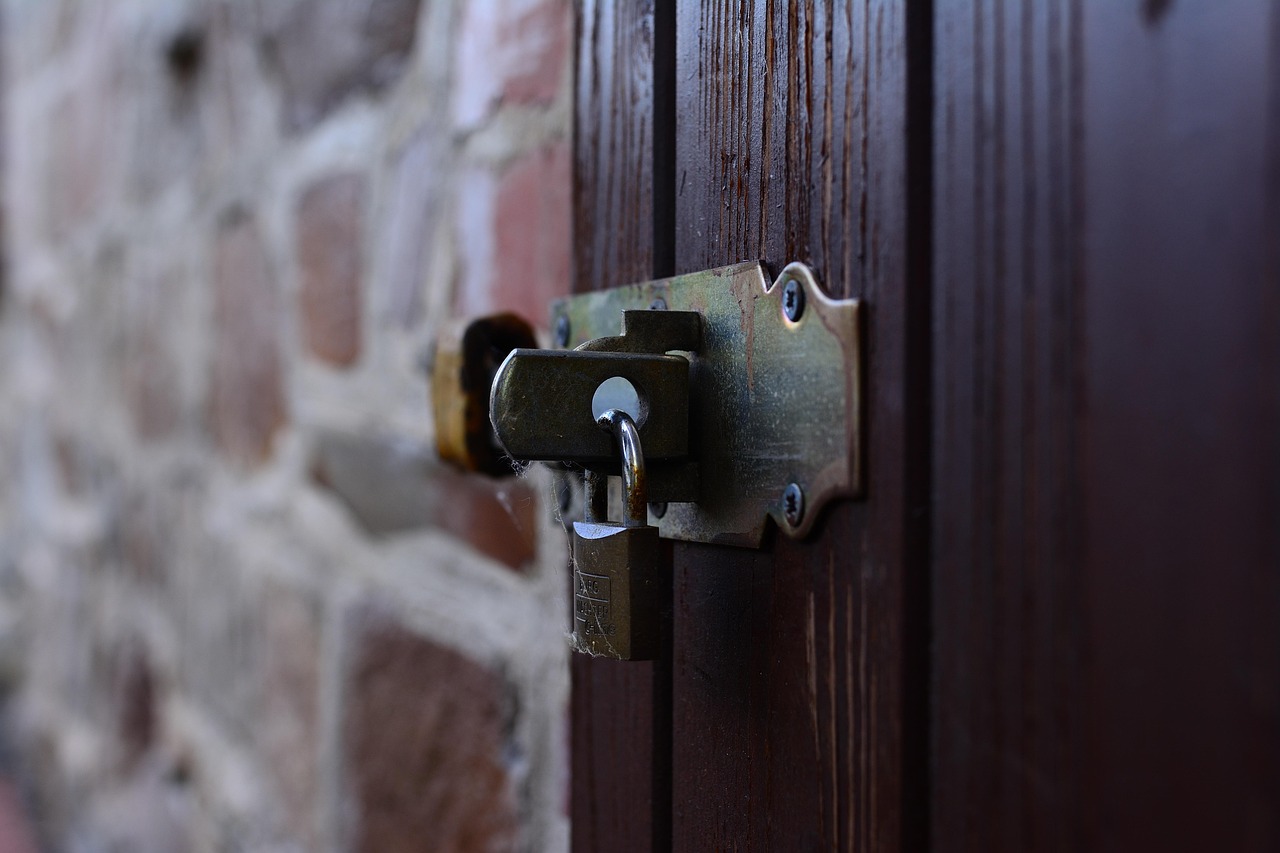 Réparer une charnière de porte arrachée réparation de charnières de porte rapide et efficace pour garantir le bon fonctionnement de vos portes. intervention professionnelle à domicile.