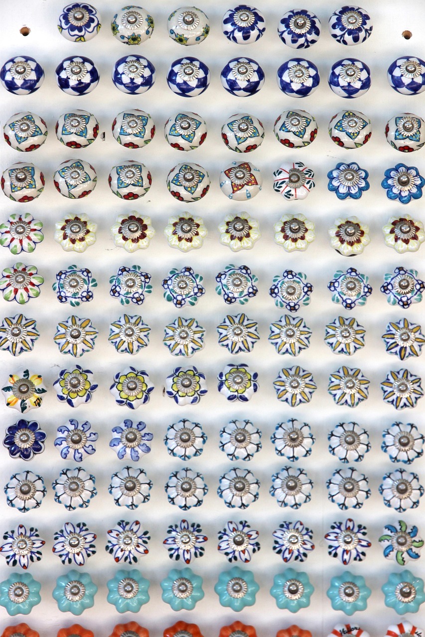 d&eacute;couvrez comment restaurer une commode antique avec soin pour lui redonner toute sa beaut&eacute; et son charme d'antan.